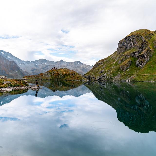 Lac et cabane de Louvie dans la région de Verbier