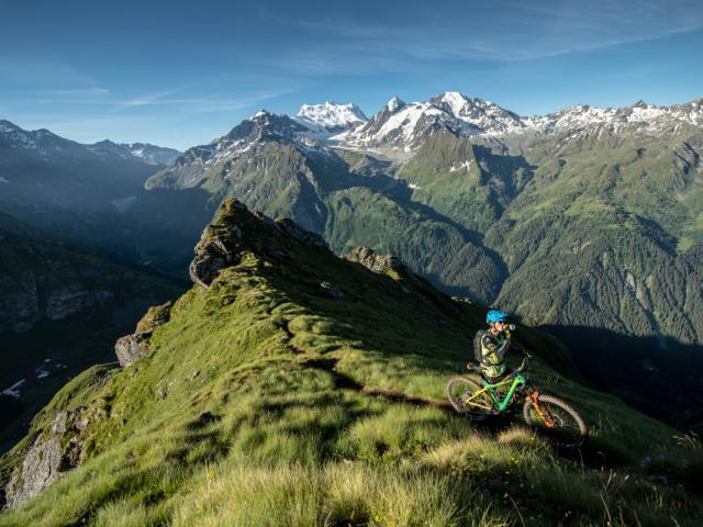 Verbier-Ludo-May-VTT enduro du côté du Col Termin et de Patiéfray (vers la Chaux). Vue sur les Combins