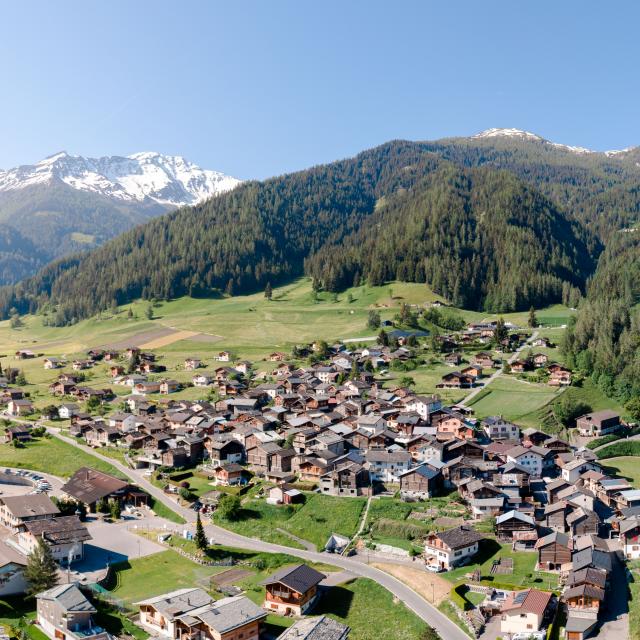 Vue aérienne du village de Bruson